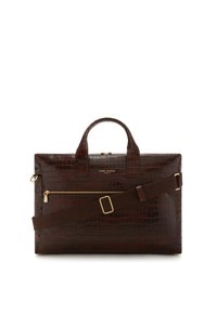 Bruine krokodillen-embossed leren tas met dubbele handvatten, een afneembare schouderriem en een voorklep met ritssluiting die gouden hardwareaccenten bevat.