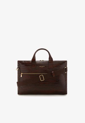 Sac en cuir marron embossé crocodile avec des poignées doubles, une bandoulière amovible et une poche zippée à l'avant avec des accents en matériel doré.