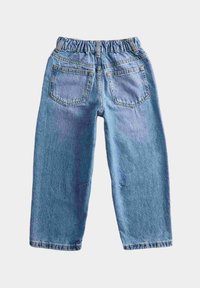 Jeans in denim blu chiaro con vita elastica, dotati di due tasche posteriori e design a gamba dritta, leggermente sbiaditi per un look informale.