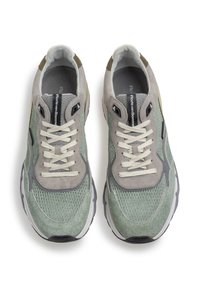 Grüne und graue Sportsneaker aus Mesh- und Wildledermaterialien, mit Schnürdesign, gepolstertem Schaft und strukturierten Sohlen.