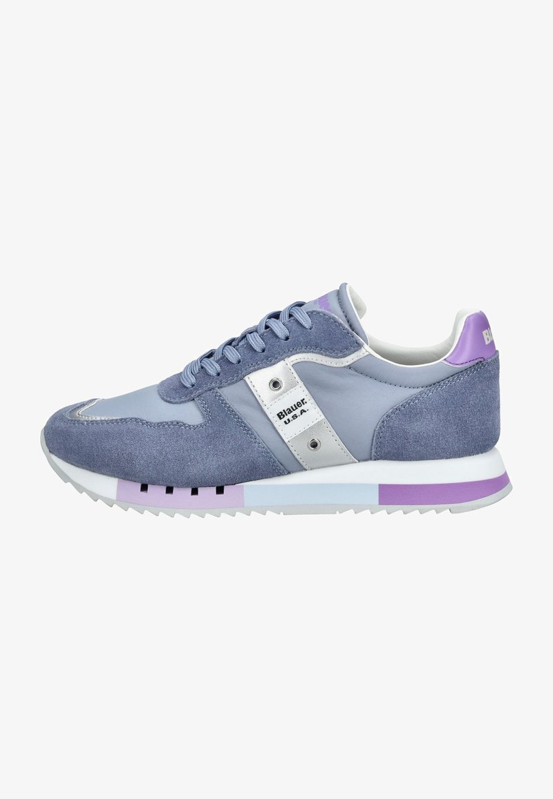 Sneaker blu in suede e pelle con dettagli argentati, particolari viola e suola bianca. Caratterizzato da un design classico e una finitura testurizzata.