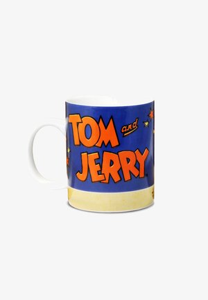 Weißer Keramikkrug vor blauem Hintergrund, mit fettem orangenem Text "TOM und JERRY" und gelben Akzenten, Sternen und einer glänzenden Oberfläche.