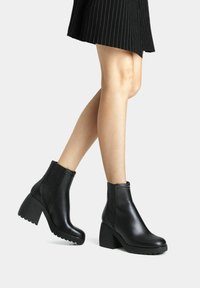 Bershka Botines bajos - black