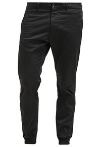 Svarta tapered byxor i mjuk väv, med elastiska mudd, framfickor och knäppning i midjan.