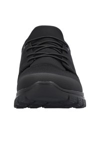 Chaussure de sport noire avec bout texturé, col rembourré et lacets croisés, vue de face sur fond blanc.