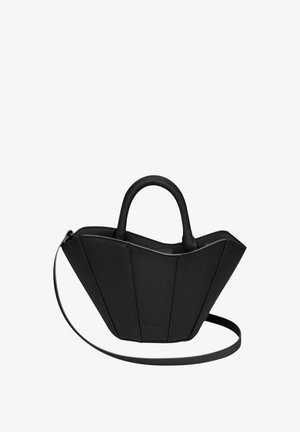 Bolso de mano de cuero negro con un diseño estructurado y angular, que cuenta con dos asas y una correa para el hombro removible. Superficie texturizada, con un detalle mínimo.