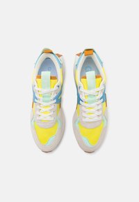 Barevné tenisky s kombinací žlutých, modrých a mentolově zelených materiálů. Design z semiše a síťoviny s šněrováním a kontrastními akcenty.