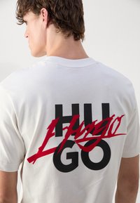 HUGO Μπλουζάκι με στάμπα - natural