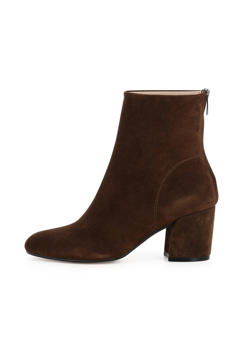 Stivaletto in suede marrone con punta quadrata, superficie testurizzata e tacco a blocco di altezza media. Presenta una zip laterale per la chiusura.