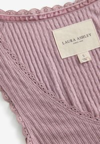 Ribota, gai mauve auduma tanka blūze ar viļņveida mežģīņu apdari, birka ar "Laura Ashley" zīmolu un izmēra birku.