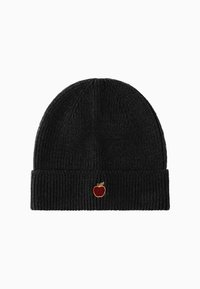 Cappello di lana nera lavorato a maglia con design a costine e risvolto. Presenta una piccola mela rossa ricamata con una foglia verde sul fronte.