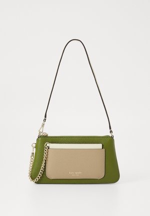 Roheline nahast õlavarre kott beeži esikoti, kuldse ahela detaili ja eemaldatava musta rihmaga, Kate Spade New Yorki logo nähtav.
