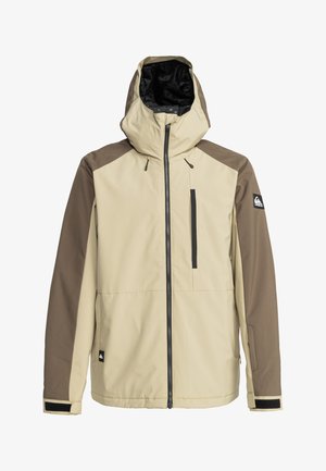 Chaqueta impermeable beige y marrón con capucha, que presenta un cierre frontal con cremallera y bolsillos en el pecho, puños ajustables y un parche de logo en la manga.