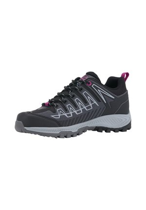 Zapato de senderismo deportivo negro y gris con laterales estampados, cordones negros y lengüeta rosa en el talón.