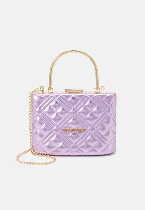 Borsa a tracolla in lavanda trapuntata con finitura lucida, accessori in oro, forma strutturata e tracolla rimovibile. Presenta un dettagliato logo in evidenza.