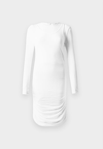 Witte jurk met lange mouwen, gemaakt van gladde stof, met een ronde halslijn en geplooide textuur rondom de taille. Eenvoudig en aansluitend ontwerp.