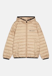 Beige dunjakke med hætte, der har en lynlås foran, quiltet design, sidelommer og sorte accenter langs hætten og kanten.