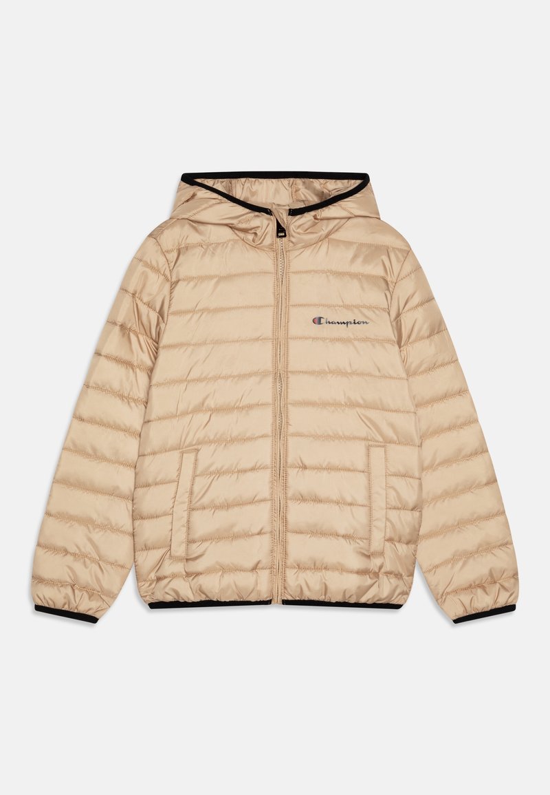 Beige dunjakke med hætte, der har en lynlås foran, quiltet design, sidelommer og sorte accenter langs hætten og kanten.