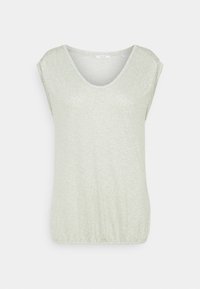 Světlá zelená bezrukávová blůza s jemným bílým tečkovaným vzorem a zaobleným výstřihem, detail s elastickým lemem.