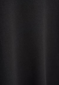 Czarna tkanina o gładkiej fakturze z lekkim połyskiem. Materiał wydaje się lekki i elastyczny, bez widocznych wzorów czy detali.