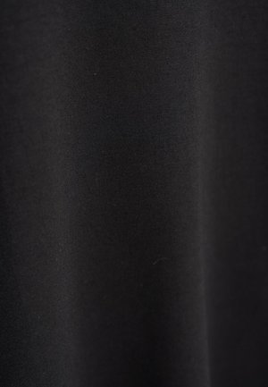 Czarna tkanina o gładkiej fakturze z lekkim połyskiem. Materiał wydaje się lekki i elastyczny, bez widocznych wzorów czy detali.