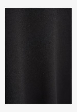 Czarna tkanina o gładkiej fakturze z lekkim połyskiem. Materiał wydaje się lekki i elastyczny, bez widocznych wzorów czy detali.