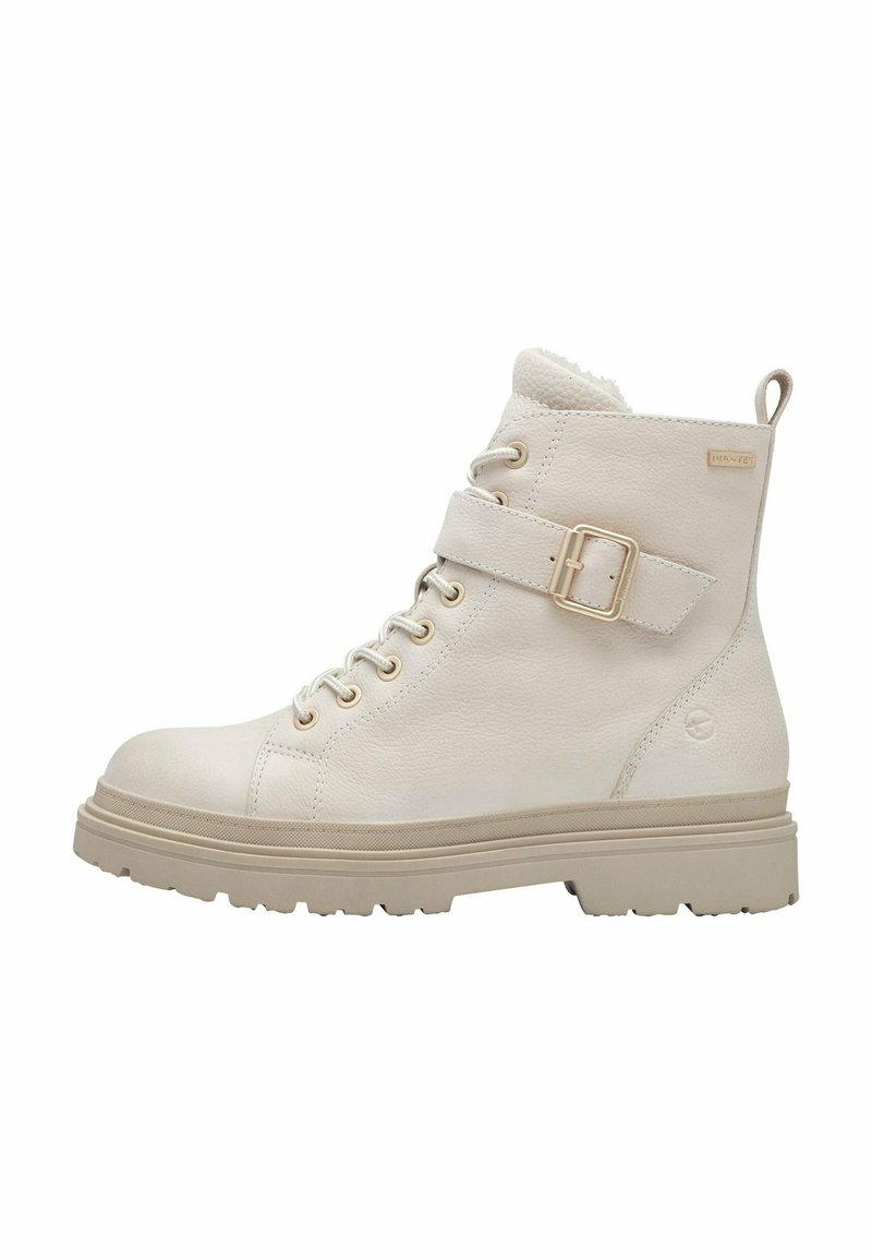 Bottines blanches en cuir avec lacets, une sangle et un détail en boucle, et une semelle texturée. Comprend une doublure douce pour le confort.