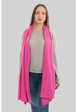 Roze sjaal van zacht, lichtgewicht materiaal, met een rechthoekige vorm en een zachte textuur, om de nek gedrapeerd.