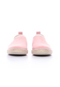 Scarpe slip-on in tela rosa chiaro con bordo bianco e suola in stile espadrillas testurizzata, dotate di una piccola linguetta posteriore per facilitare l'indossamento.