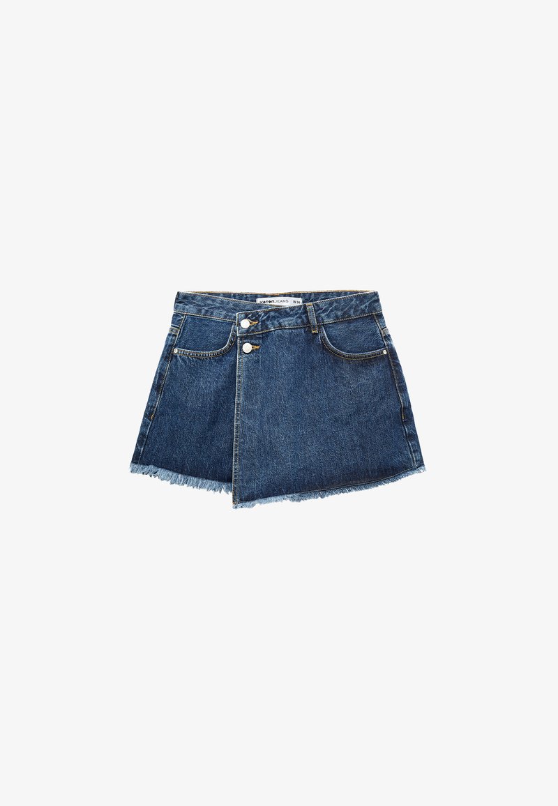 Mini-jupe en jean bleu asymétrique avec panneau frontal superposé, deux boutons argentés, poches avant, passants de ceinture et ourlet effiloché.