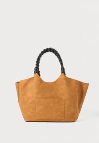 Tan neplederen tote bag met een gevlochten zwarte handgreep, gestructureerde vorm en een voorzak met klep. Glad textiel met stikseldetails.