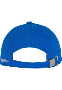 Căciulă de baseball din bumbac albastru, cu vizor curbat, curea ajustabilă în spate și un mic logo brodat în roz. Textură netedă.