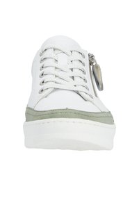 Basket blanche avec une surface texturée, dotée de lacets blancs, d'une bande d'accent verte et d'un détail de fermeture éclair sur le côté. Semelle plate en caoutchouc.