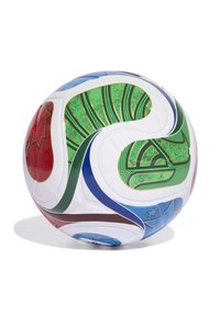 Biely futbalový balón s červenými, zelenými, modrými a hnedými víriacimi vzormi a hviezdovými detailmi, vrhajúci tieň na bielom pozadí.