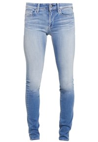 Jasnoniebieskie dżinsy skinny z przetarciami, z pięcioma kieszeniami i zapięciem na guzik z przodu. Materiał ma gładką fakturę.