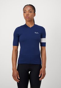 Marineblå sykkeltrøye med korte ermer, tettsittende design, strukturert stoff, hel frontglidelås og hvitt logo på brystet.