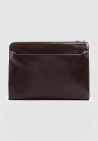 Funda para portátil de cuero marrón con textura suave, cierre de cremallera y un acento azul a lo largo del borde superior. Diseño rectangular simple.