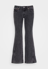 Jeans de mezclilla negra acampanada con una textura desteñida, que cuentan con cinco bolsillos, una cremallera con botón y detalles de costura en contraste en la cinturilla y el dobladillo.