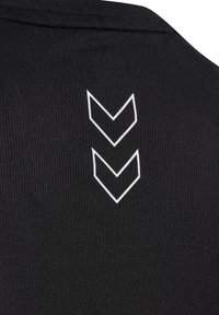 Czarna tkanina o prążkowanej fakturze z trzema białymi chevronami skierowanymi w dół na górnej części pleców.