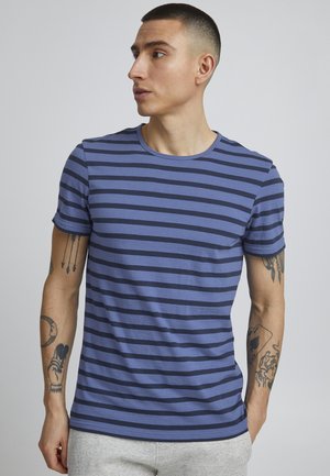Men's short-sleeve t-shirt, blue with navy horizontal stripes, round neckline, made of cotton, featuring fitted design and light texture.