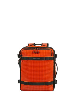 Leuchtend orangefarbener Samsonite-Rucksack mit schwarzem Gittermuster, schwarzen Trägern, oberem Griff und zwei Reißverschlusstaschen, aufrecht stehend vor weißem Hintergrund.