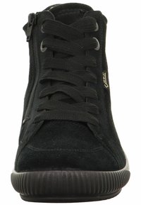 Sneaker alta in suede nero con lacci, cerniera laterale e suola in gomma caratterizzata da un design a righe. Texture liscia e accenti minimalisti.
