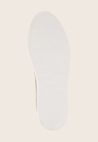 Suela blanca de zapato con un patrón texturizado y acanalado y forma redondeada. Superficie lisa con una ligera curvatura cerca de los bordes.