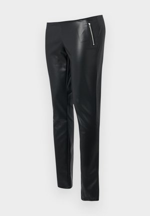 Sorte faux læderbukser med slim fit, der har en lynlåslomme foran og en glat, glinsende overflade.