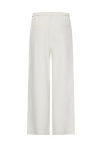 Pantalon blanc à jambes larges texturé avec passants pour ceinture et deux poches passepoilées à l'arrière, vu de dos sur fond blanc.