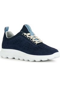 Zapatilla azul marino con parte superior de ante y malla, diseño perforado, acentos en azul claro y suela de goma blanca con textura en el dibujo.