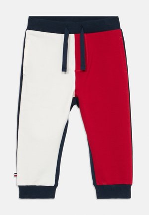Jogging en coton avec un design tricolore comprenant des panneaux blancs, rouges et navy. Comprend une taille navy et un cordon de serrage assorti.