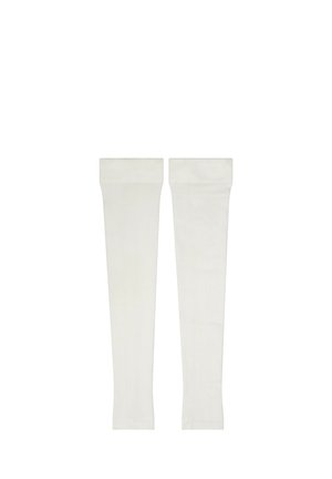 Een paar lange witte kniekousen plat gelegd met elastische banden bovenaan.
