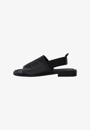 Zwarte leren slingback sandaal met een elastische band, open teen en platte zool. Beschikt over een soepele textuur en minimalistisch design.