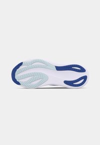 Semelle de chaussure de sport blanche avec un design en caoutchouc texturé bleu et menthe, comportant des rainures pour la traction et le soutien.